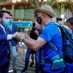 El exconseller indultado recientemente Jordi Turull (d), y el president de la Generalitat, Pere Aragonès (i), se saludan en Manresa donde ha acabado otra etapa de la marcha reivindicativa por Cataluña que realiza estos días.