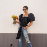La influencer Pilar de Arce con camisa negra