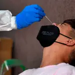 Un joven se somete a una prueba PCR en Avilés (Asturias)