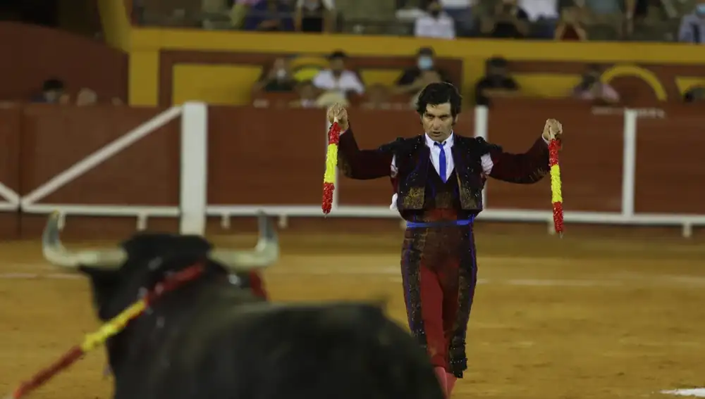 Morante pone un par de banderillas al cuarto toro en Algeciras