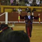 Morante pone un par de banderillas al cuarto toro en Algeciras