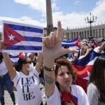 Miembros de la comunidad italocubana se han manifestado hoy en el Vaticano