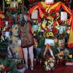 Una mujer deposita flores ante la tumba del dictador Francisco Franco, en el cementerio de Mingorrubio