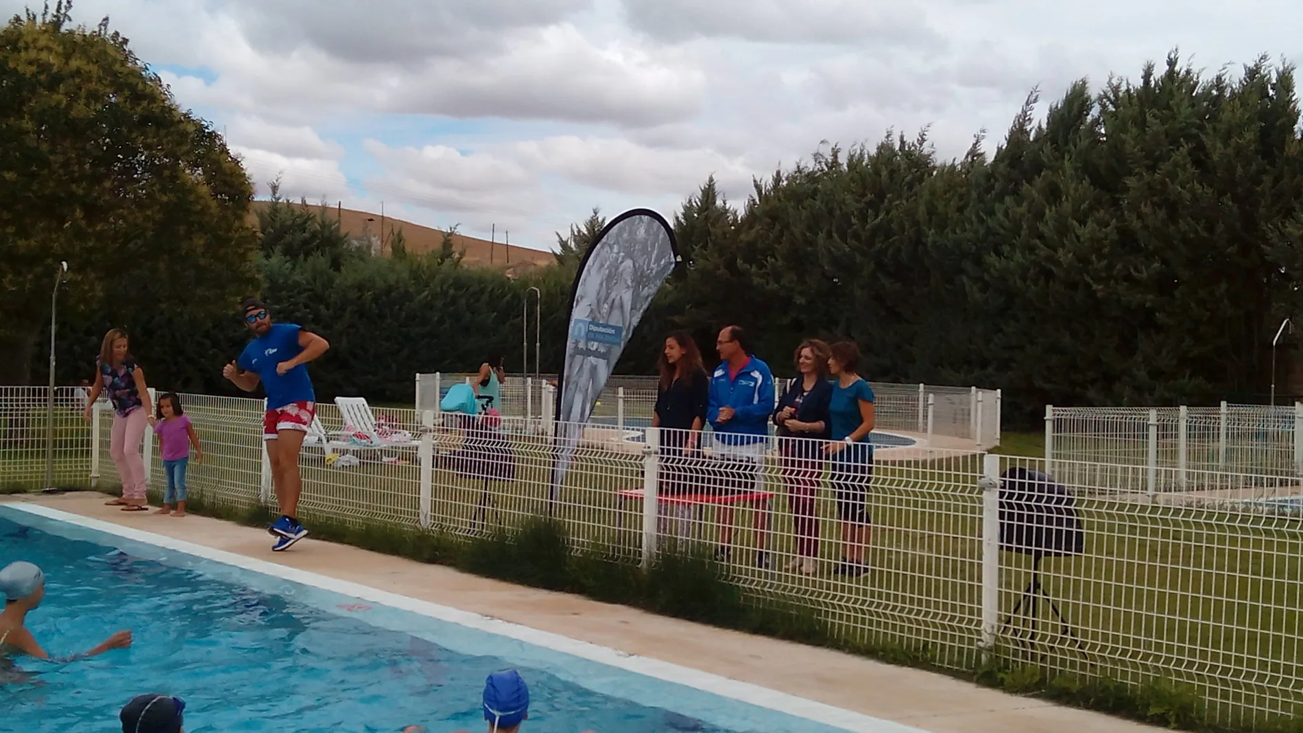 Jóvenes disfrutando de actividades en una piscina del medio rural palentino