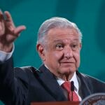 MEX7149. CIUDAD DE MÉXICO (MÉXICO), 20/07/2021.- El presidente de México, Andrés Manuel López Obrador, ofrece una rueda de prensa matutina hoy, en el Palacio Nacional de Ciudad de México (México). López Obrador aseguró este martes que en su Gobierno "no se espía a nadie" tras descubrirse que en años anteriores se le espió a él, además de a miles de personas más, con el programa Pegasus, pero descartó tomar medidas judiciales. EFE/ Sáshenka Gutiérrez