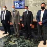 Javier Iglesias junto a Eloy Ruiz y Benjamín Crespo, entre otros, en la presentación de este bono descuento