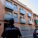 Agentes de la Policía Nacional entran en un edificio de la calle José Garrido que estaba "okupado", el pasado verano