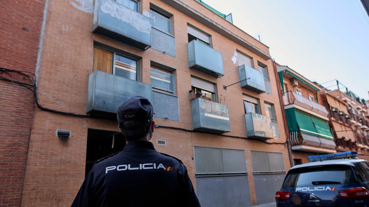 Agentes de la Policía Nacional entran en un edificio de la calle José Garrido que estaba "okupado", el pasado verano