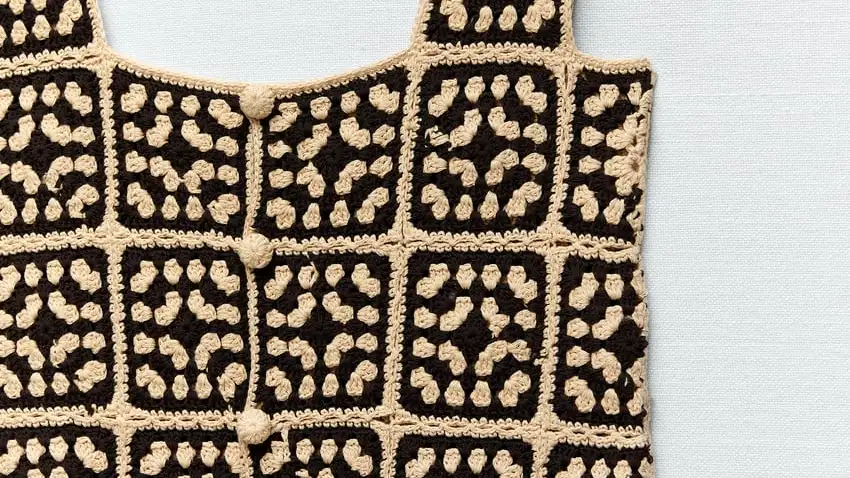 Vestido punto y crochet.