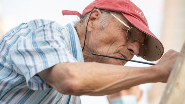 El pintor Antonio Lopez en la puerta del Sol de Madrid