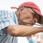 El pintor Antonio Lopez en la puerta del Sol de Madrid
