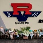 Ramos de flores frente a la fachada del instituto River Valley High de Singapur