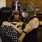 La presidenta del Parlamento de Andalucía, Marta Bosquet, felicita a Susana Díaz (PSOE-A) tras su elección como senadora