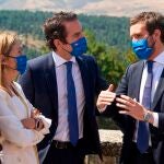 El presidente del PP, Pablo Casado, conversa con el secretario general del partido, Teodoro García Egea, durante la reunión de la Junta directiva nacional de su partido