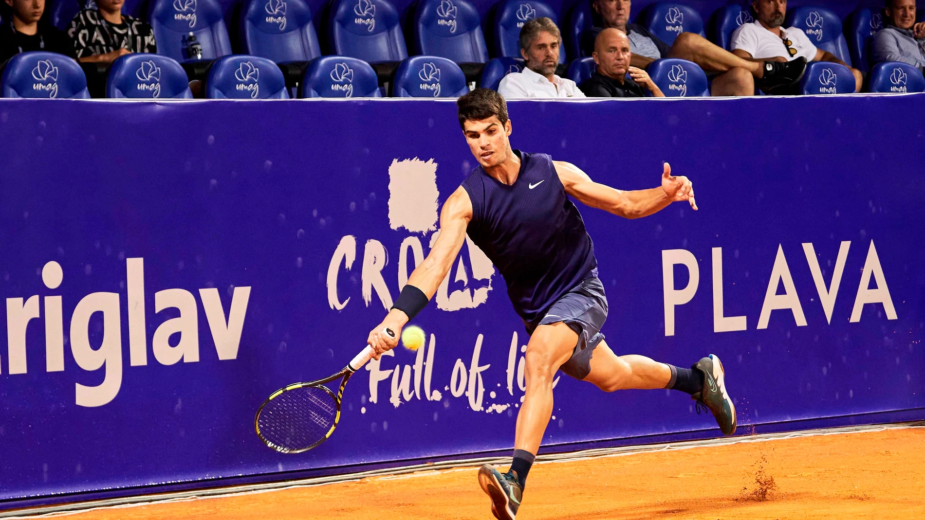 Carlos Alcaraz superó al francés Lucas Pouille en su estreno en Umag