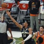 Giannis Antetokounmpo fue imparable para la defensa de los Suns