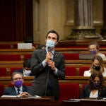 El actual consejero de Trabajo y expresidente de la cámara, Roger Torrent, interviene durante una sesión plenaria en el Parlament