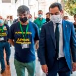 El presidente andaluz, Juanma Moreno, y representantes de los trabajadores de la planta de Airbus de Puerto Real , poco antes de la reunión informal mantenida hoy tras la sesión de control al ejecutivo