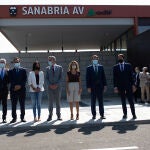La ministra de Transportes, Movilidad y Agenda Urbana, Raquel Sánchez (3d); el presidente de Castilla y León, Alfonso Fernández Mañueco (2d), y la presidenta de Adif, Isabel Pardo de Vera (3i), el consejero de Fomento, Juan Carlos Suárez-Quiñones y el delegado del Gobierno, Javier Izquierdo, en la inauguración de la estación