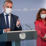 Iñigo Urkullu y la consejera vasca de salud, Gotzone Sagardui (d), durante una rueda de prensa posterior a la reunión del Consejo asesor del LABI, a 22 de julio
