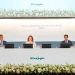 La presidenta de El Corte Inglés, Marta Álvarez; el consejero delegado, Víctor del Pozo (i) y José Ramón de Hoces (d), durante la junta general del Corte Inglés