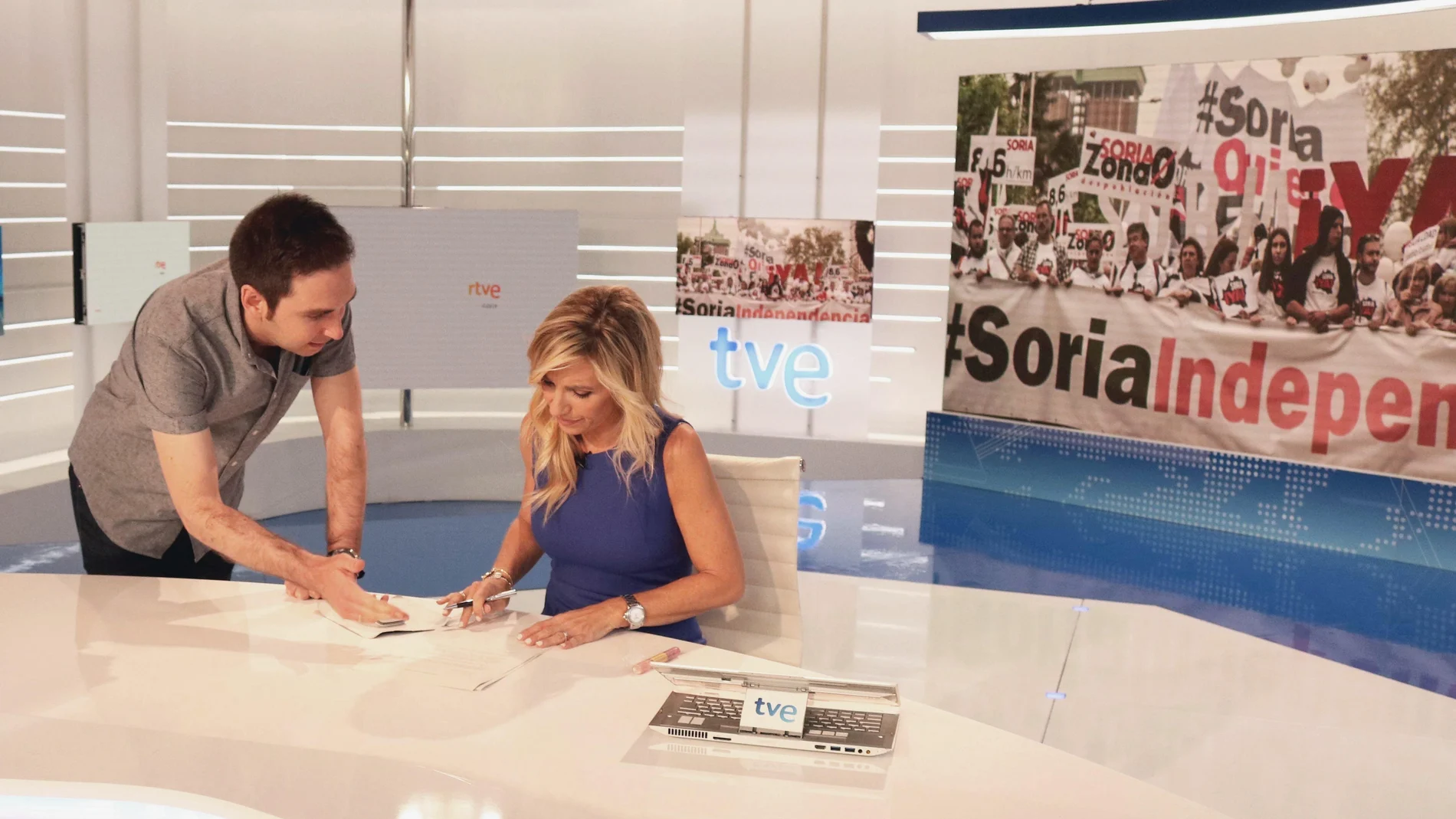 Pedro Estepa junto a la periodista Marta Jaumandreu durante el rodaje