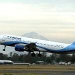 Fotografía de archivo fechada el 12 de enero del 2016 de un avión de pasajeros Interjet despegando del Aeropuerto Internacional de Ciudad de México (México) | Fuente: EFE/José Méndez ARCHIVO