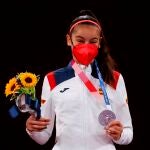 La española Adriana Cerezo, en el podio con la medalla de plata