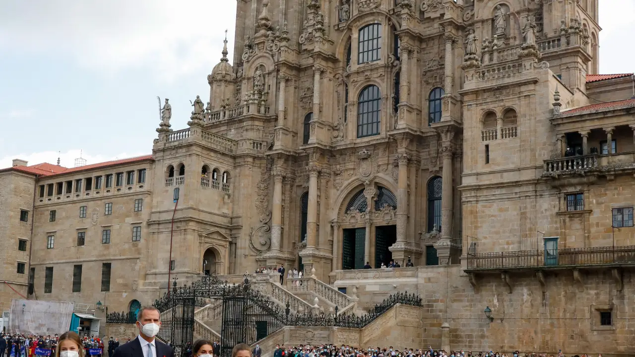 Los Reyes Felipe y Letizia, y sus hijas Leonor y Sofía, en Santiago de Compostela