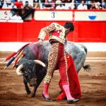 Perera, en un remate de serie, con el primer toro en Santander