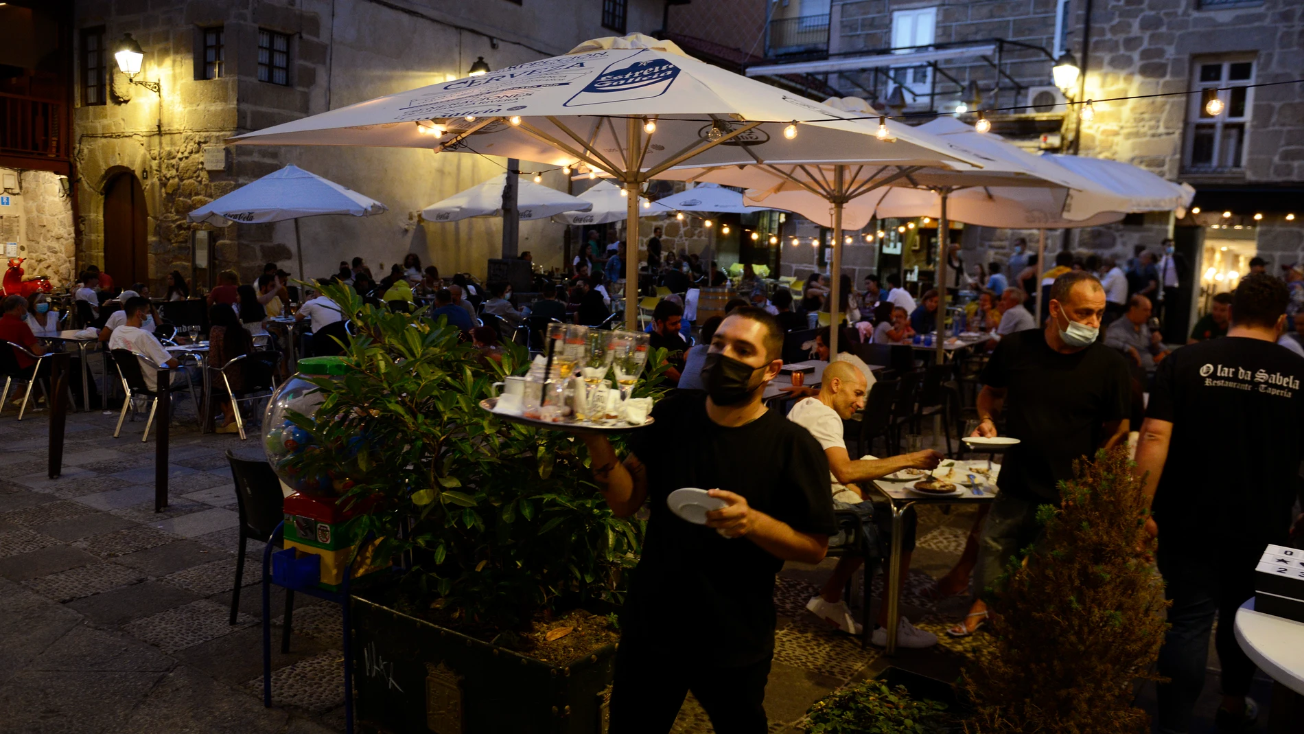 Imagen de la terraza de un establecimiento de hostelería en el casco histórico de Orense (Galicia)
