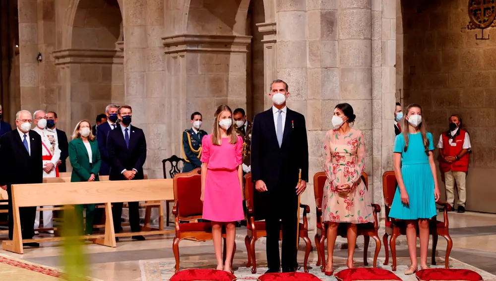 SANTIAGO DE COMPOSTELA, 25/07/2021.- Los reyes Felipe VI y Letiza, acompañadas por sus hijas Leonor (i), princesa de Asturias, y la infanta Doña Sofía (d), presiden la ofrenda al Apóstol Santiago, una ceremonia instaurada en 1643, este domingo, en la Catedral de Santiago de Compostela. EFE/Ballesteros POOL