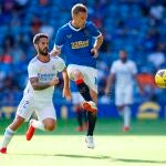 Isco pelea una pelota con Davies