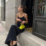La modelo Marta Ortiz con un vestido lencero de su tienda Matiz