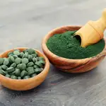 En la imagen, un complemento alimenticio de espirulina en pastillas y en polvo
