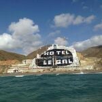 Vista del hotel de El Algarrobico, sin acabar de construir, pero en primera línea de la playa de Carboneras