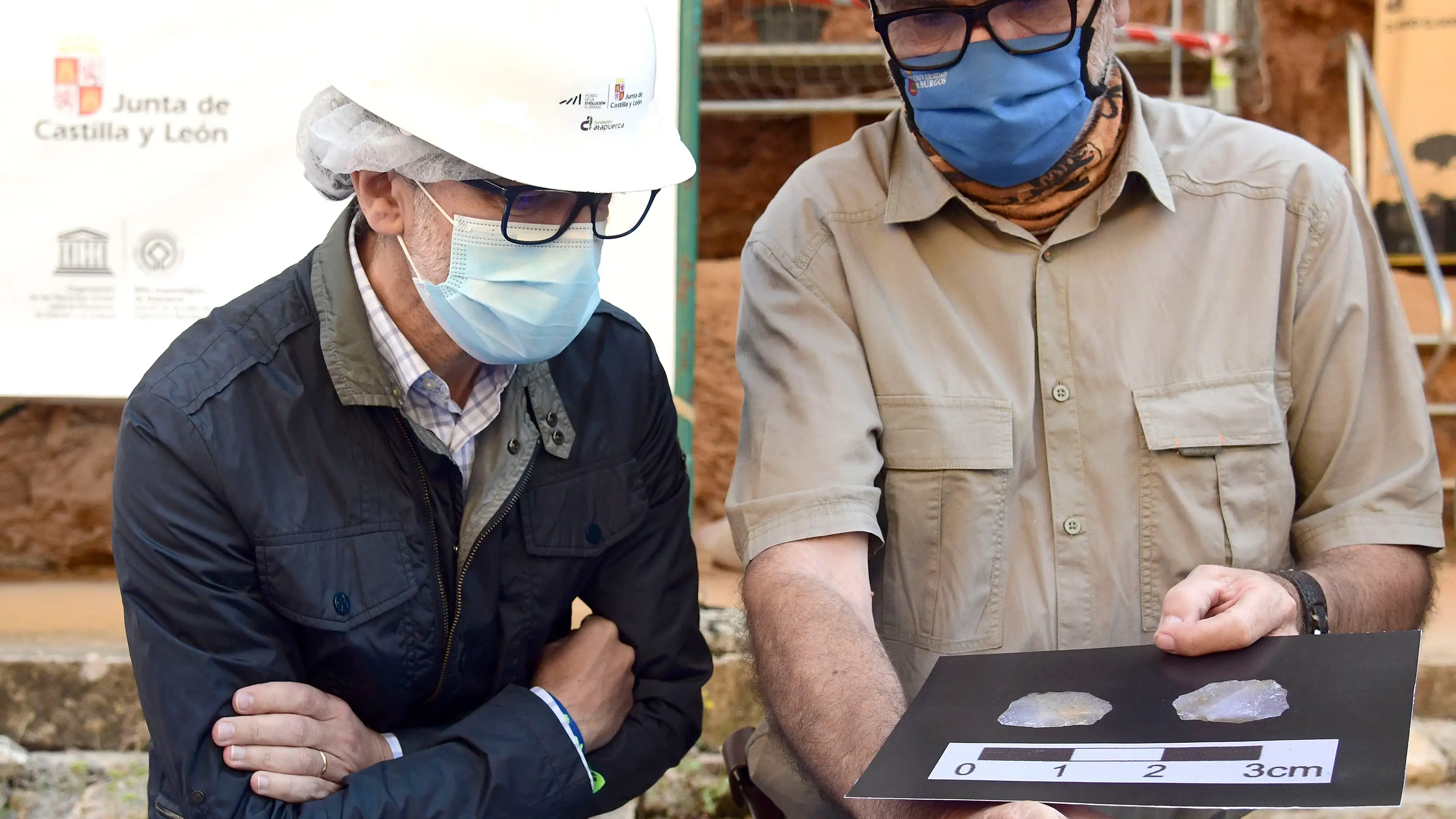 El consejero de Cultura y Turismo de la Junta de Castilla y León, Javier Ortega, y los codirectores del Proyecto Atapuerca, Juan Luis Arsuaga, José María Bermúdez de Castro y Eudald Carbonell, presentan los resultados de la campaña de excavaciones de 2021 en los yacimientos de Atapuerca