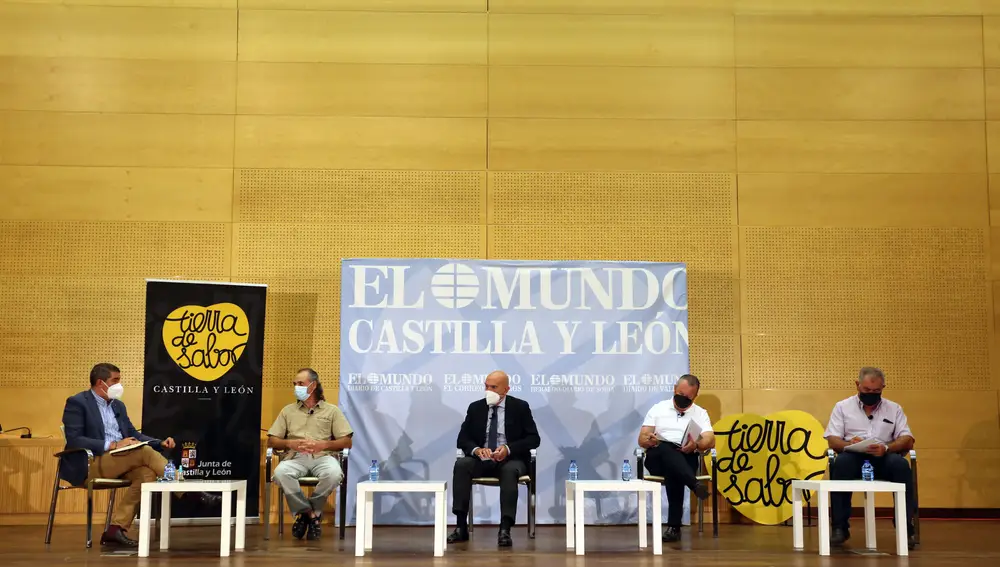 El consejero de Agricultura, Ganaderíaa y Desarrollo Rural, Jesús Julio Carnero, participa en el Club de Prensa "PAC. En busca de un futuro próspero para Castilla y León"