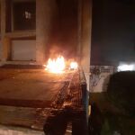 La embajada de Cuba en París tras recibir el impacto de cócteles molotov