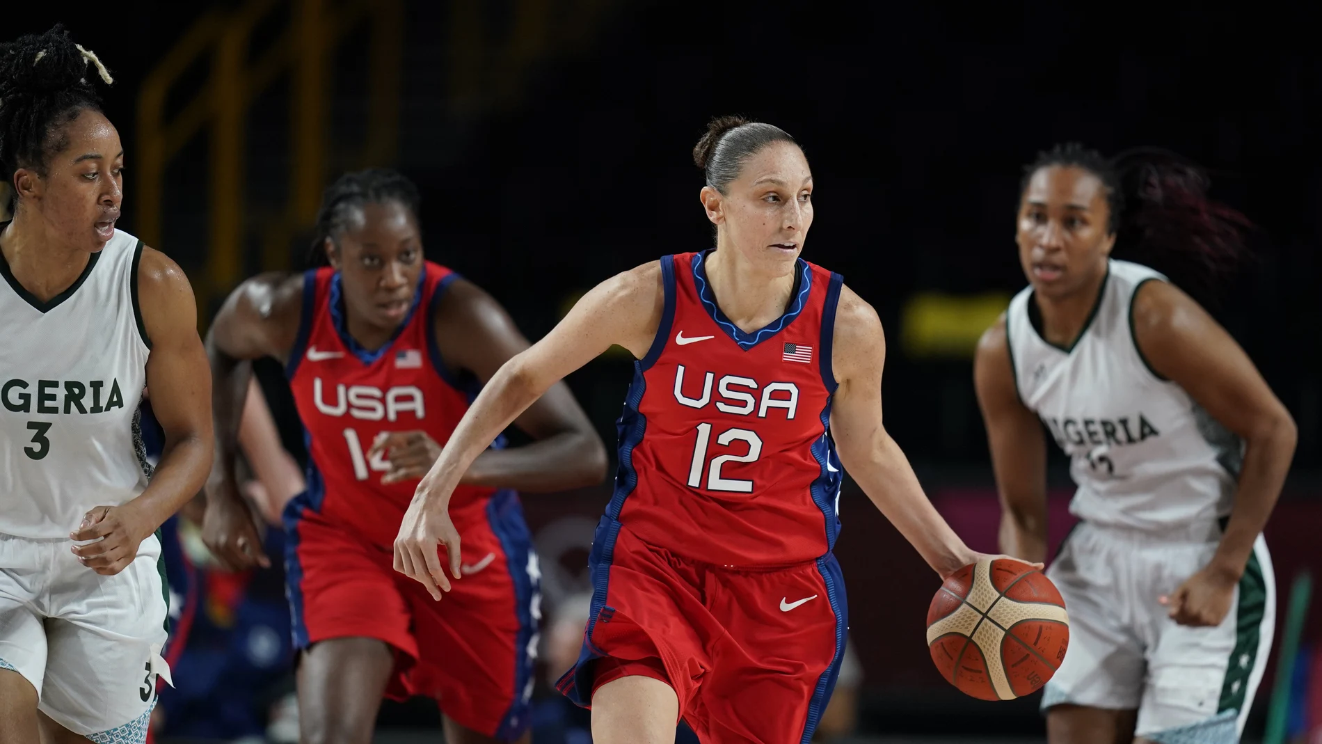 Diana Taurasi inicia un contraataque ante Nigeria