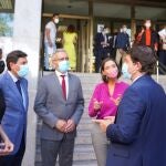 La ministra de Industria, Comercio y Turismo, Reyes Maroto, y el presidente de la Junta de Castilla y León, Alfonso Fernández Mañueco, conversan con los consejeros Fernández Carriedo y Ana carlota Amigo en presencia del delegado del Gobierno, Javier Izquierdo, y la titular de Ciencia e Innovación, Diana Morant