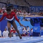 Biles participó en la final en el concurso de salto, y después se retiró