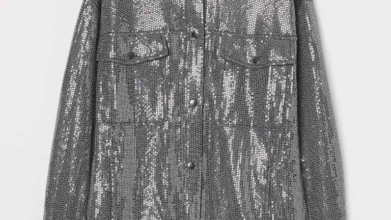 Chaqueta camiseta metalizada con detalles de lentejuelas, de H&M
