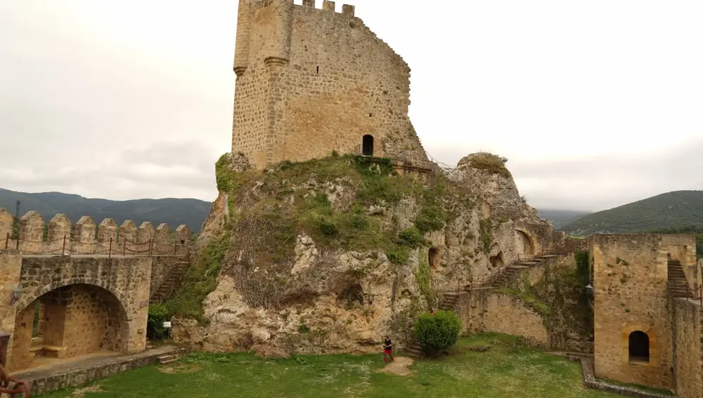 Vista de la torre del Castillo de Frías desde el interior de su patio de armas.
