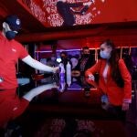 Un camarero sirve una bebida en el interior de una discoteca