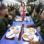 La ministra de Defensa, Margarita Robles charla con los militares españoles en la base "Miguel de Cervantes" de Marjayoun