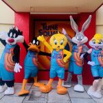 Los visitantes de Parque Warner Madrid pueden conocer en persona a los personajes de Looney Tunes vestidos con la equipación de la nueva película Space Jam 2: Nuevas Leyendas