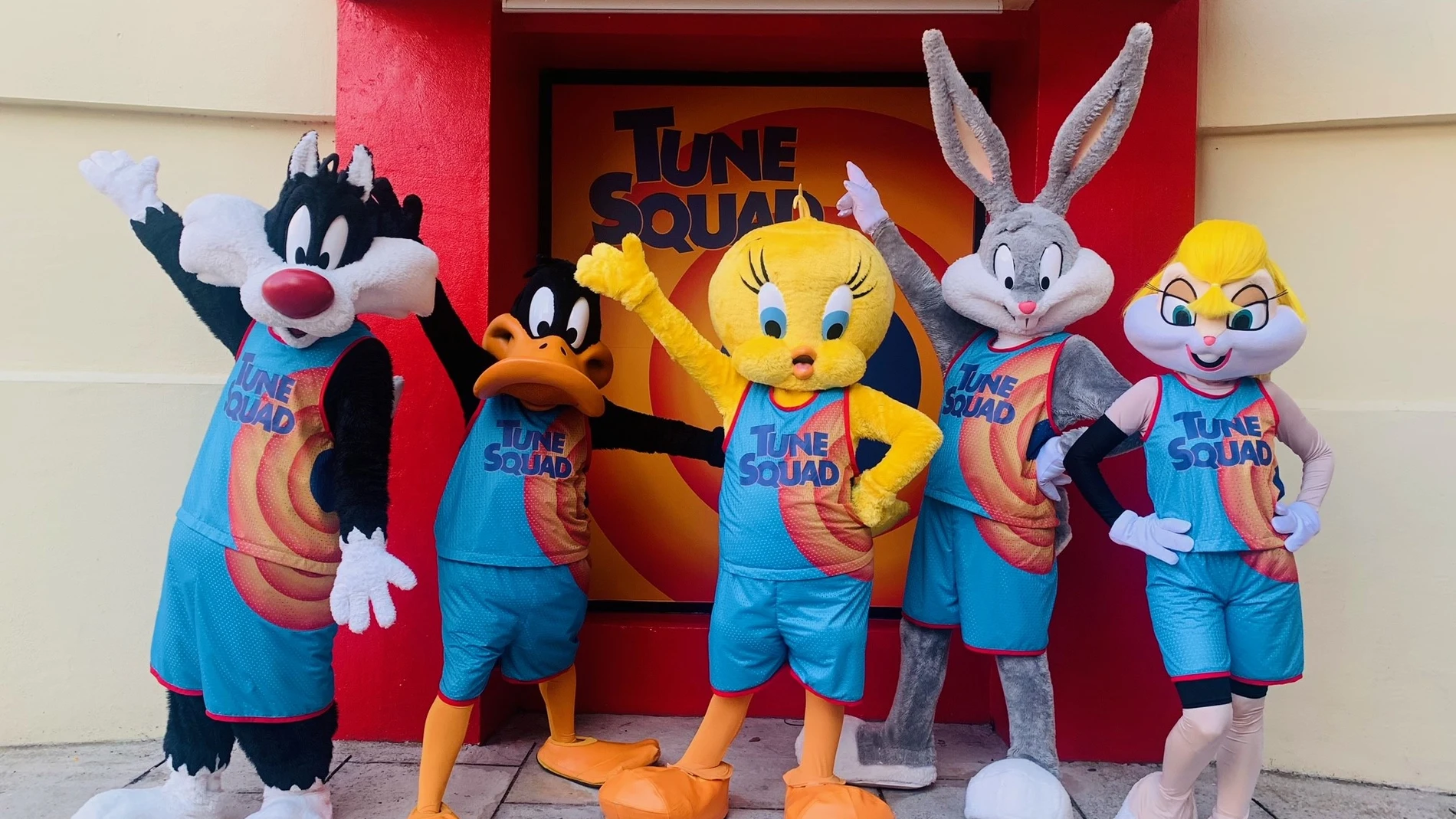 Los visitantes de Parque Warner Madrid pueden conocer en persona a los personajes de Looney Tunes vestidos con la equipación de la nueva película Space Jam 2: Nuevas Leyendas