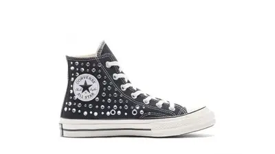 Converse tachuelas.
