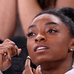 Simone Biles viendo la final de Gimnasia Artística desde las gradas del Ariake Gymnastics Centre, durante las Olimpiadas de Tokio 2020